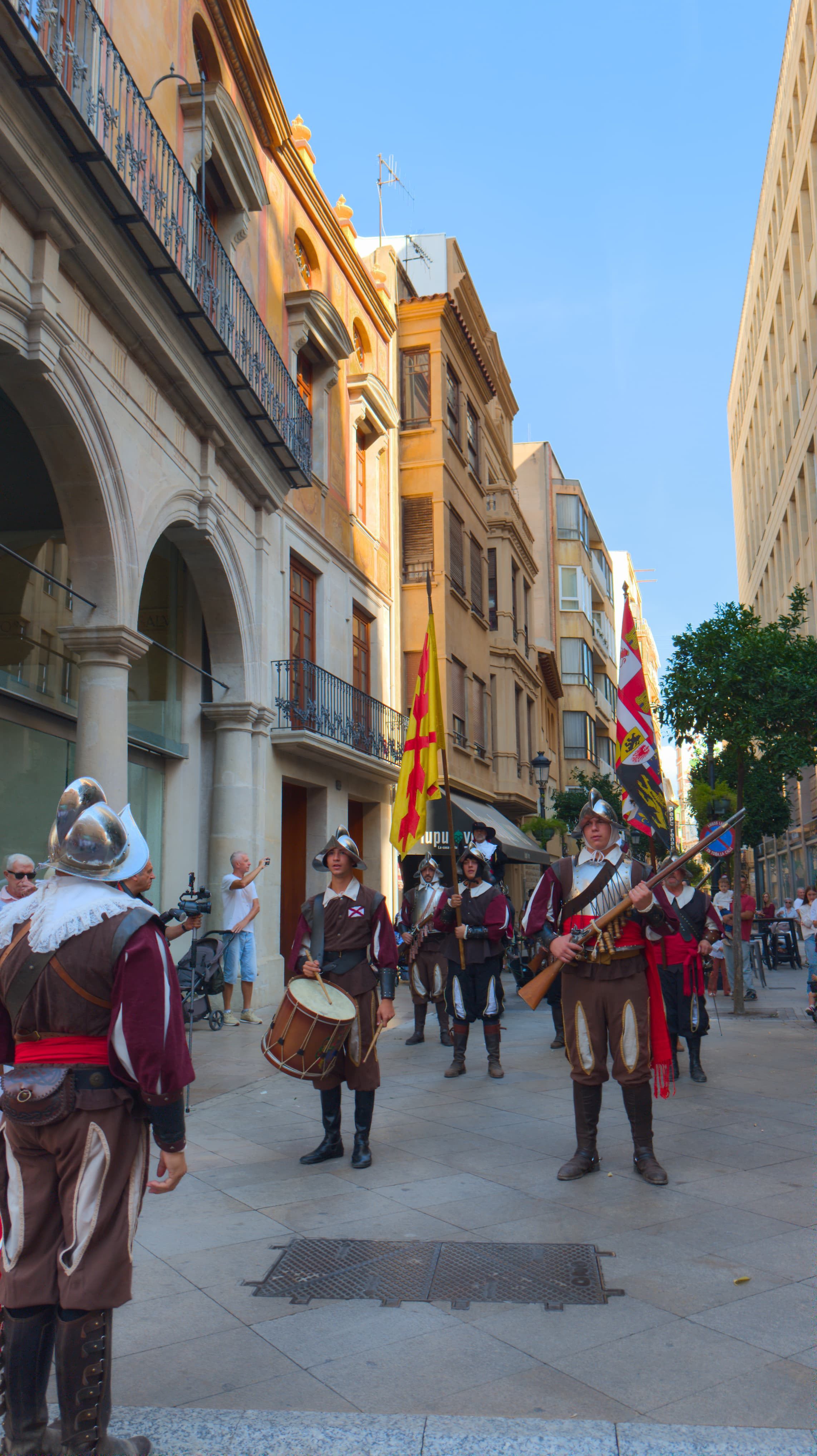 La nova edició de la recreació dels Terços en la plaça de Les Aules La nova edició de la recreació dels Terços en la plaça de Les Aules