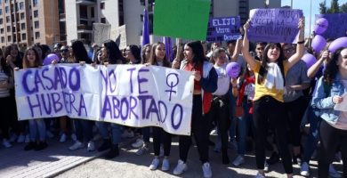 Casado traslada un acto en Castellón ante una protesta feminista que le acusa de "machista" y ser "el patriarcado"