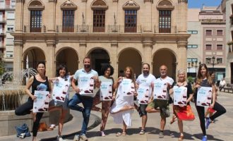 La plaça Major de Castelló celebra el Dia Mundial del Ioga amb una sessió multitudinària