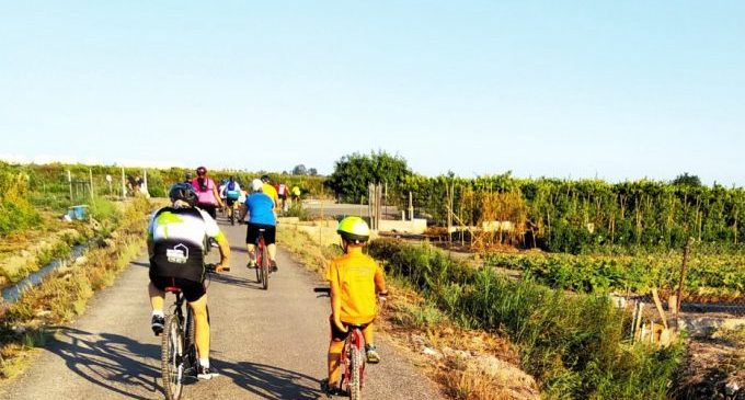 'L'Eixida amb bici' por la playa de Almenara acogió a más de 100 personas