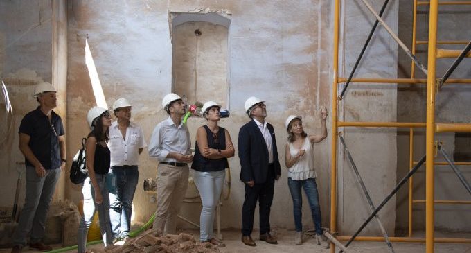 El president Martí visita les obres de recuperació de la Vella Església del Replà de les Alqueries