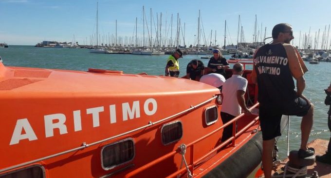 La Policia Local rescata a una dona en alta mar en la Platja de la Malva-rosa de Borriana