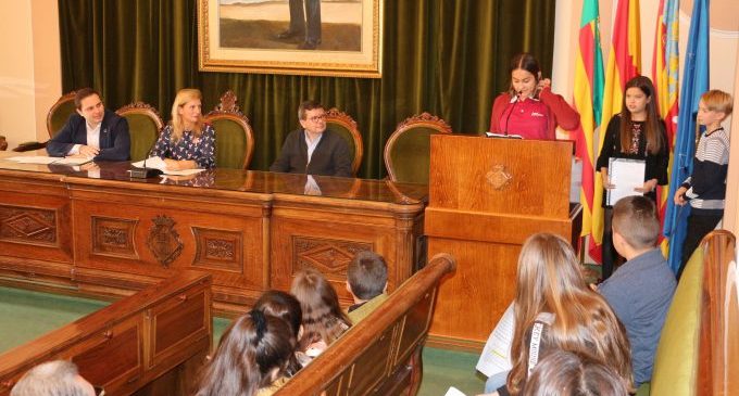 Xiquets i xiquetes reivindiquen els seus drets en el saló de plens de l'Ajuntament