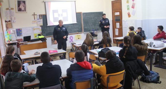 La Policia Local d'Onda ensenya als alumnes a dir ‘No’ davant el ciberbullying i a denunciar-ho