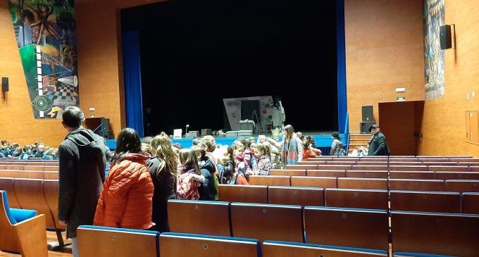 Més de 400 alumnes de centres educatius de Borriana omplin el teatre Payà per a la representació de l'obra Iaios