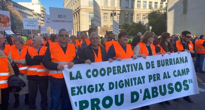 70 burrianenses reclaman en València medidas que dignifiquen la producción citrícola