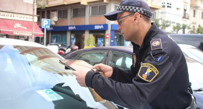La Policia Local d'Onda controla el mal ús de la targeta d'estacionament per a persones amb discapacitat