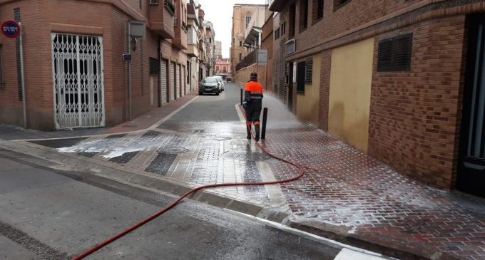 L'UME reforça avui a Borriana els treballs de neteja i desinfecció de carrers i mobiliari públic