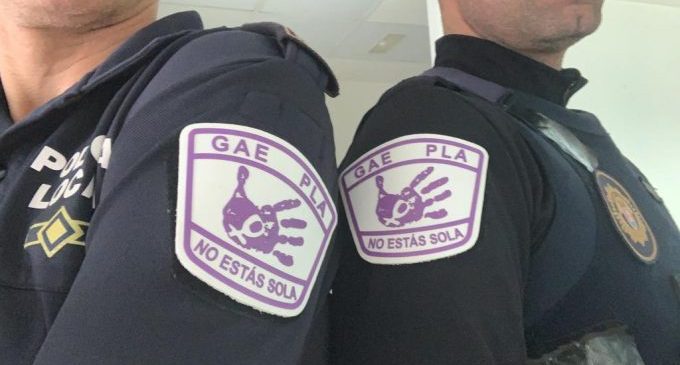La policia local d'Almenara portarà un distintiu per a indicar el seu compromís amb la lluita contra la violència de gènere