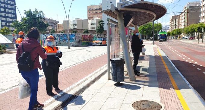 Castelló reparteix 25.000 mascaretes entre persones que es desplacen al treball en transport públic
