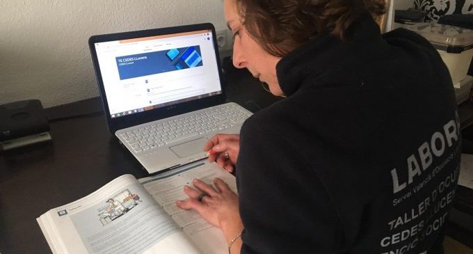 L'alumnat dels tallers d'assistència sociosanitària dels CEDES de la Diputació reprén les classes en format on-line
