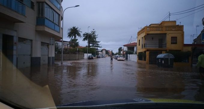 Les fortes pluges inunden habitatges i carrers i obliguen a tallar 18 vies i camins a Borriana