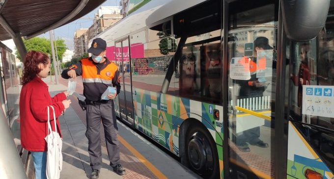 Castelló reparteix 10.000 mascaretes per als usuaris del transport públic