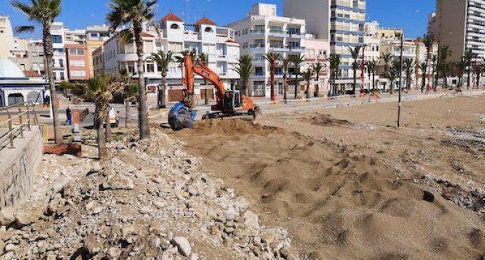 L'Ajuntament de Vinaròs retira les pedres de la platja del Fortí