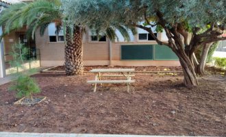 El Ayuntamiento colabora con el centro educativo para adecuar espacios al aire libre