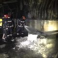Los bomberos extinguen un incendio en una empresa de cerámica de Onda