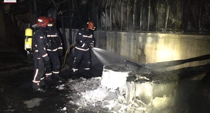 Els bombers extingeixen un incendi en una empresa de ceràmica d'Onda