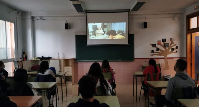 L'Ajuntament d'Almenara i Escola Valenciana promocionen el cinema en valencià