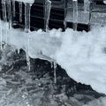 Efectius continuen la retirada de neu dels accessos i alerten de la formació de plaques de gel