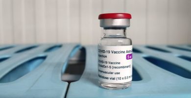 Sanitat remet un protocol i telèfon per a actuar davant símptomes adversos a la vacuna d'AstraZeneca