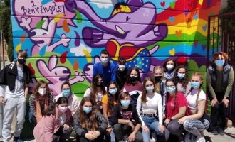 L'alumnat de l'IES Almenara posa color a la diversitat