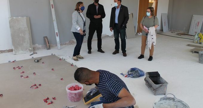 Benicàssim inicia la reparació del paviment de la Sala de Conferències de la Casa de la Cultura