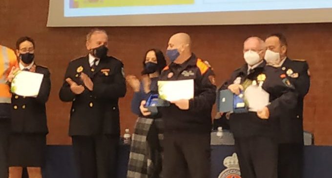 L'equip de Protecció Civil d'Almenara recull la placa d'honor per la seua labor en la pandèmia en representació de la província