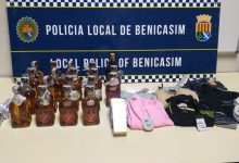 Dos hombres detenidos en Benicàssim por robar bebidas alcohólicas y ropa
