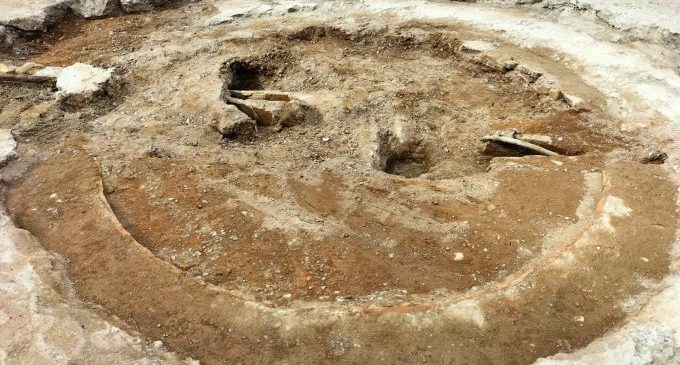 Almassora documenta les restes de la font trobades en la plaça Major per a continuar les obres