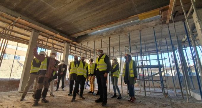 Marzà: "Los 19 millones de euros que estamos invirtiendo para construir de nuevo cuatro escuelas de Castelló están generando 480 puestos de trabajo en la construcción"