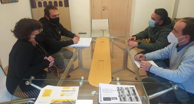 Castelló aborda colaboración con el Colegio de Arquitectos para asesorar en las ayudas de rehabilitación del Programa Barrios