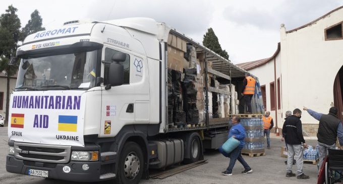 La Diputació envia a les famílies d'Ucraïna un camió amb aliments, material sanitari i roba