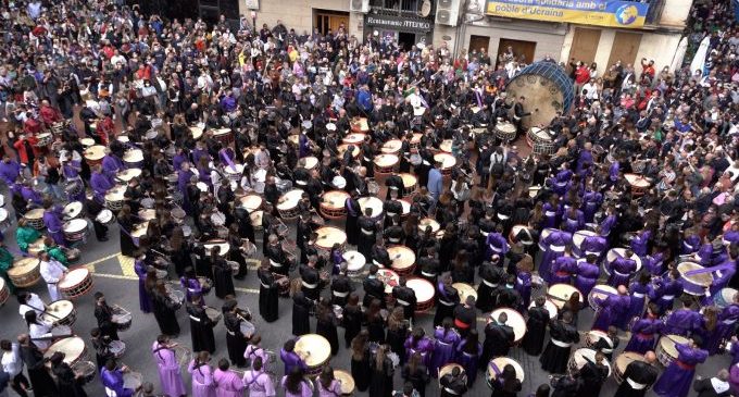 L'Alcora ‘es trenca’; els tambors i bombos ressonen amb força en la volta de la Rompida de l'Hora a la plaça Espanya