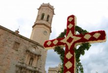 Las Cruces de Mayo vuelven a llenar de claveles y de ambiente fallero las calles de Borriana