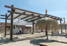 Comienza el montaje del primer chiringuito en la playa de Peñíscola