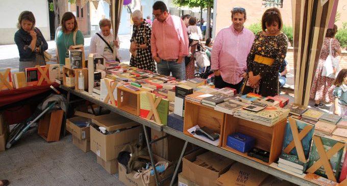 La plaça Constitució de Benicàssim s'ompli de llibres