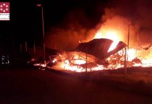 Un incendio provocado calcina dos chiringuitos en Almenara