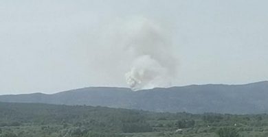 Bomberos extinguen por tierra y aire un incendio forestal en Xert