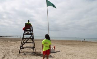 Benicàssim inicia la temporada de bany reforçant la seguretat de les seues platges