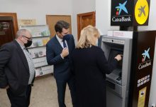 La instal·lació dels 135 caixers automàtics contra l'exclusió financera de la Generalitat desperta l'interés del Ministeri