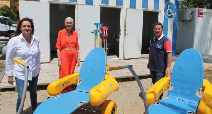 Benicàssim inicia el servicio de baño adaptado en Heliópolis y Almadraba