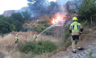 Els veïns de Begís i Toràs poden tornar a les seues cases després de l'evolució favorable de l'incendi