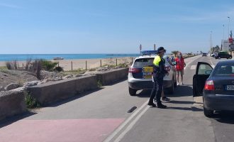 La Policia Local d'Almassora intercepta a un grup de menors per vandalisme a la platja