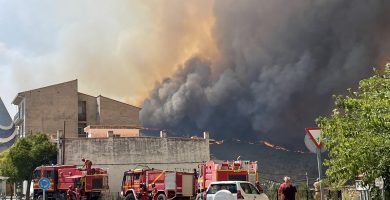 L'incendi de Begís deixa al carrer a 2000 persones i causa 17 ferits