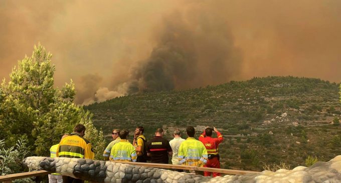 10.000 hectàrees calcinades en l'incendi de Begís, que s'acosta perillosament a la Serra d'Espadà