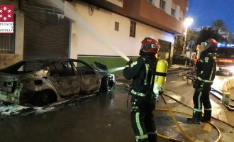 Els bombers sufoquen un incendi d'un vehicle en ple carrer d'Almassora