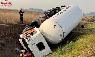 Rescatan al conductor de un camión cisterna en Xilxes tras volcar en plena AP-7