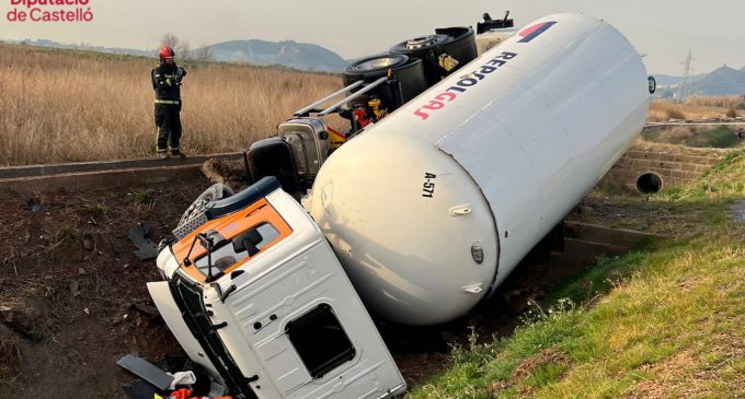 Rescaten al conductor d'un camió cisterna a Xilxes després de bolcar en plena AP-7