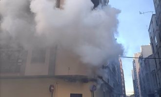 Desalojan una finca en llamas tras incendiarse una vivienda en Castelló