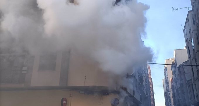 Desallotgen part d'una finca després d'incendiar-se un habitatge a Castelló